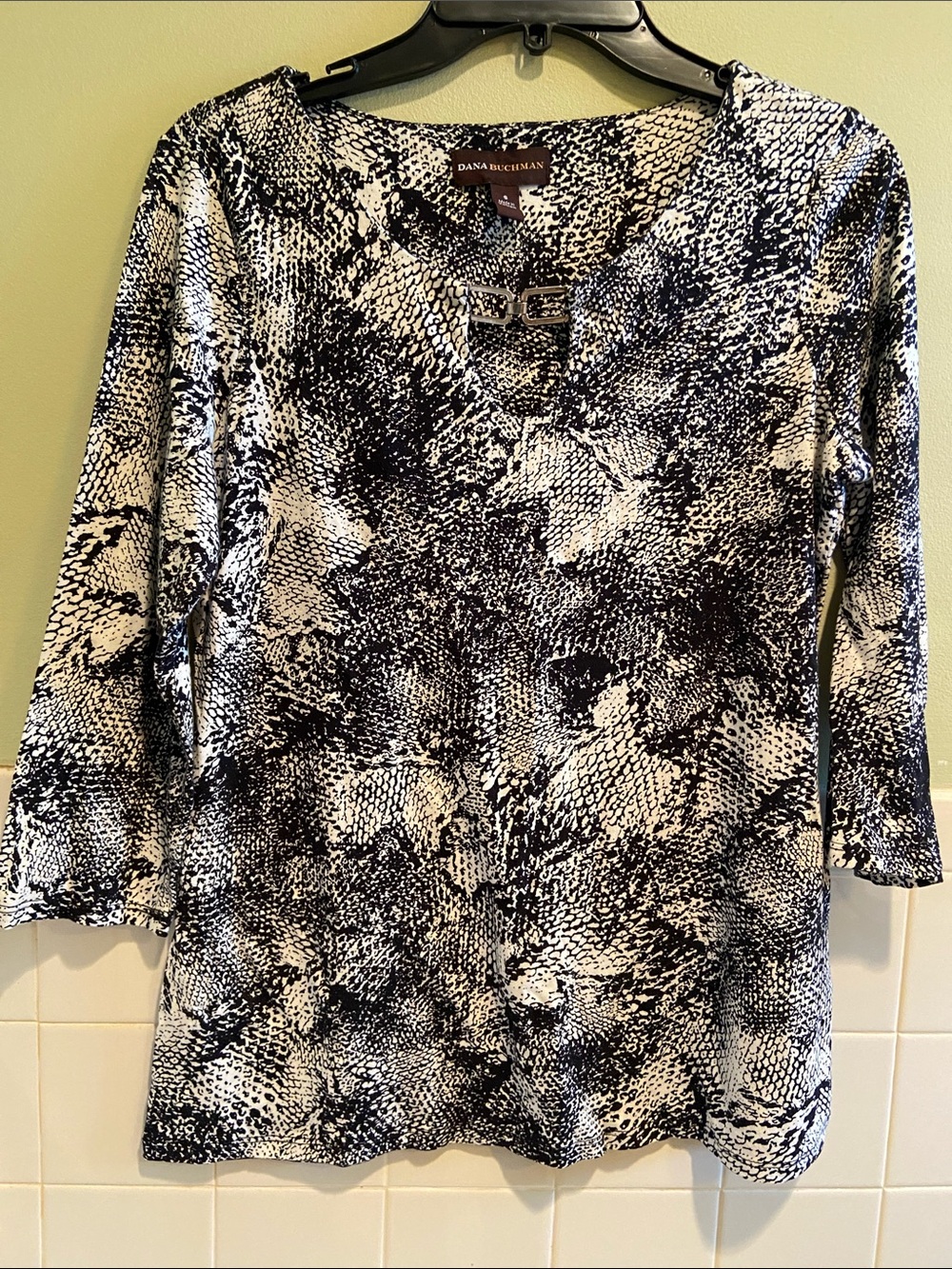 🩷 Dana Buchman Black and White Print 3/4 Sleeve V-Neck Women’s Top Size Small